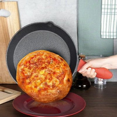 poele en fonte induction 30 cm omelette versee dans une assiette