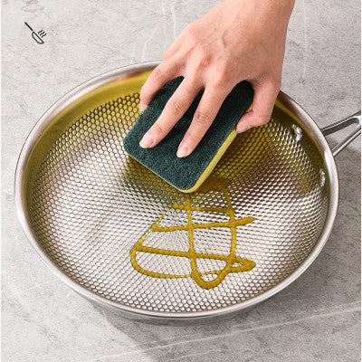 zoom sur poele inox 18 10 avec une main  et une eponge qui nettoie le fond de la poele