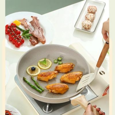 poele_en_revetement_ceramique_sur feu a gaz avec du poulet qui cuit sans coller