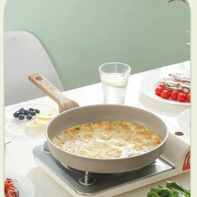 poele_en_revetement_ceramique sur un fue a gaz avec une omelette qui cuit