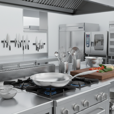 poele et wok sur gaz dans cuisine professionnelle