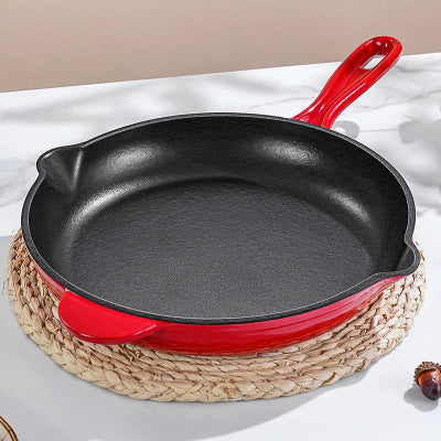 poêle fonte induction rouge et noir  sur set de table osier