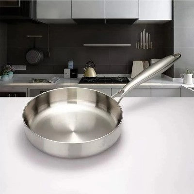 poele inox 18 10 seule sur plan de travail
