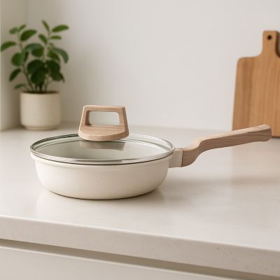 poele_revetement_ceramique_beige_4.5_cm_profondeur sur plan de travail blanc