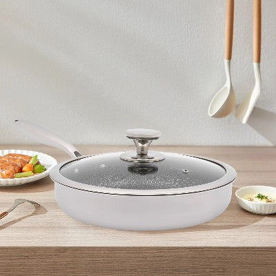 poele tout inox couvercle verre trempe sur plan de travail cuisine