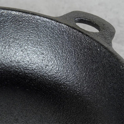 zoom sur rebords poele fonte qualite premium