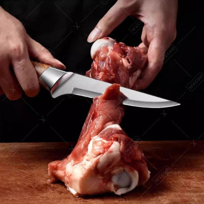 couteau de cuisine decoupant de la viande sur un os