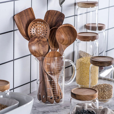 Ustensiles de cuisine en bois stylés dans une cuisine