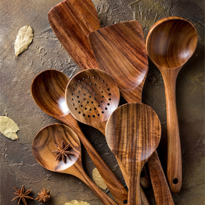 ustensiles-de-cuisine-en-bois-avec-sept-pieces